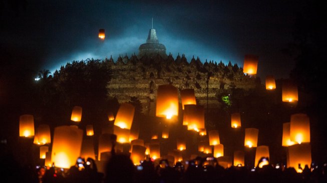 Pengunjung menerbangkan lampion perdamaian saat perayaan Waisak 2563 BE/2019 di Taman Lubini, Candi Borobudur, Magelang, Jawa Tengah, Minggu (19/5). ANTARA FOTO/Andreas Fitri Atmoko