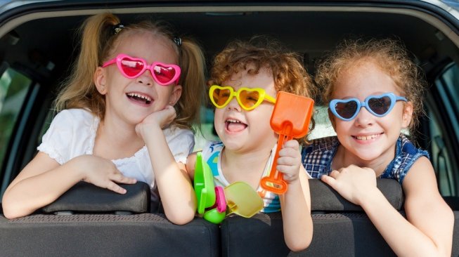 Ilustrasi anak-anak di mobil. [Shutterstock]