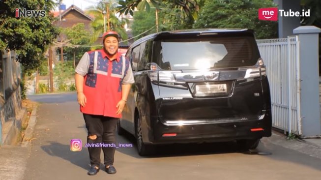 Ivan Gunawan dan mobil kesayangannya. (YouTube/Alvin&Friends)