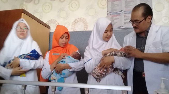 Juminem Lahirkan Bayi Laki-laki Kembar Tiga dalam Waku 10 Menit