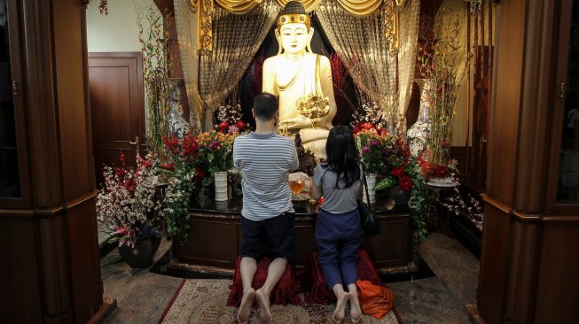 Umat Buddha mengikuti kebaktian perayaan Hari Raya Waisak di Wihara Ekayana Arama, Jakarta, Minggu (19/5). ANTARA FOTO/Dhemas Reviyanto