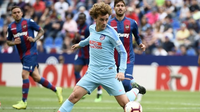 Penyerang Atletico Madrid, Antoine Griezmann beraksi di laga pekan terakhir Liga Spanyol 2018/19 kontra Levante di Estadio Ciutat de Valencia, Sabtu (18/5/2019) malam WIB. Ini merupakan laga terakhir Griezmann berseragam Atletico. [JOSE JORDAN / AFP]