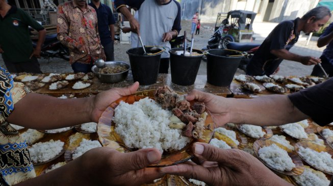 Warga mempersiapkan makanan dengan menu utama kuah beulangong (kari daging sapi) untuk berbuka puasa bersama pada tradisi kenduri Ramadhan di Desa Lambhuk Ulee Kareng, Banda Aceh, Aceh, Sabtu (18/5). ANTARA FOTO/Irwansyah Putra