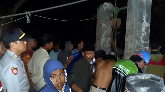 Warga Desa Dayu, Kecamatan Nglegok, mengevakuasi jasad Andik Setya Putra (22) dari sebuah sumur. Sabtu petang (18/5/2019). Andik diduga sengaja menceburkan diri ke dalam sumur tersebut. (Foto dok. Polisi)