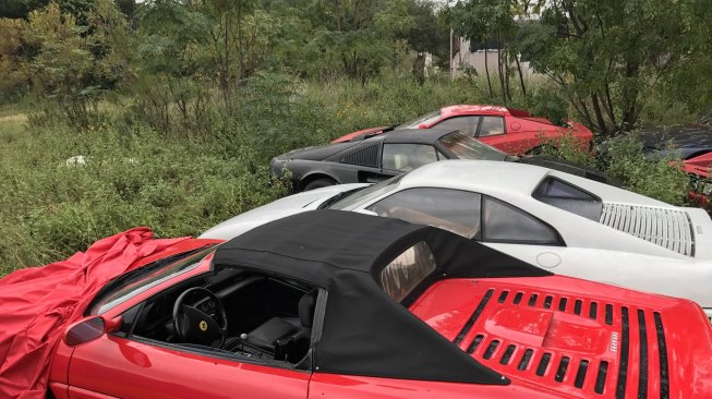 Sejumlah Ferrari klasik teronggok sia-sia. (Carscoops.com/Ferrarichat PaulC)