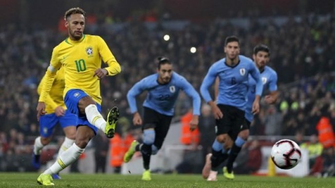 Pemain Brasil Neymar menjebol gawang Uruguay dalam laga uji coba yang berlangsung di London, 16 November 2018 [AFP]