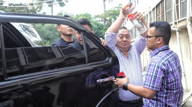 Lieus Sungkarisman berjalan usai penangkapan di Dit Reskrimum Polda Metro Jaya, Jakarta, Senin (20/5). [Suara.com/Muhaimin A Untung]