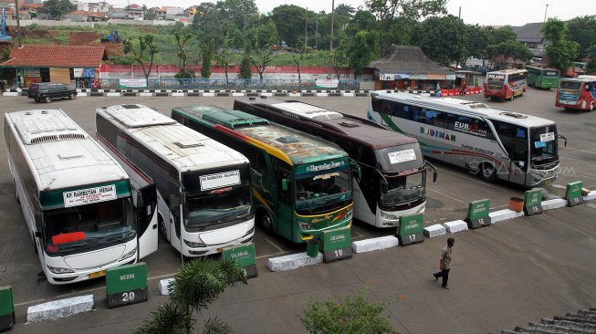 Suasana di Terminal Bus Kampung Rambutan, Jakarta, Senin (20/5). [Suara.com/Arief Hermawan P]
