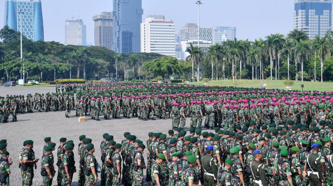 Prajurit TNI mengikuti apel pengamanan di Lapangan Monas, Jakarta, Senin (20/5). [ANTARA FOTO/Sigid Kurniawan]
