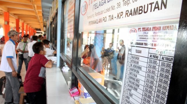 Suasana di Terminal Bus Kampung Rambutan, Jakarta, Senin (20/5). [Suara.com/Arief Hermawan P]
