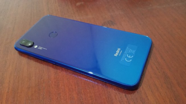 Bodi bagia belakang ponsel Redmi Note 7 yang diklaim memiliki kamera utama 48 MP. [Suara.com/Tivan Rahmat]