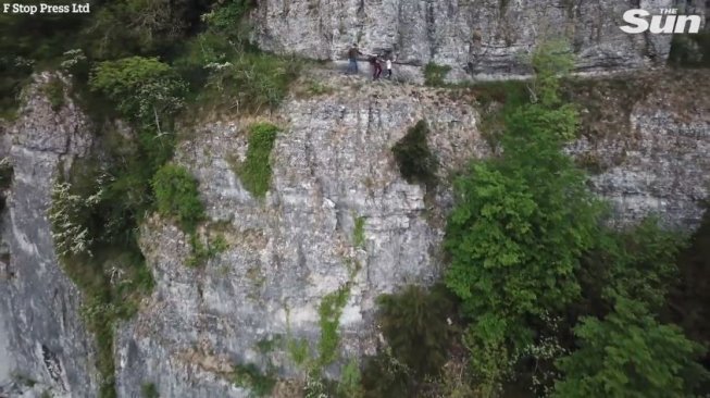 Keluarga terekam drone meniti jalanan terekstrem di Inggris (thesun.co.uk)