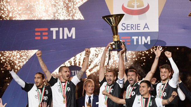 Para pemain Juventus merayakan trofi Scudetto di Stadion Allianz, Turin, Italia, Senin (20/5) dini hari WIB. [Marco Bertorello / AFP]
