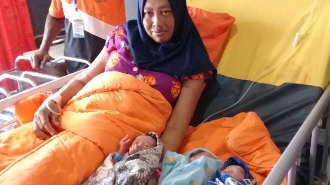 Pascapersalinan, Juminem dan ketiga bayi kembarnya dalam kondisi sehat. [Suara.com/ Teguh Lumbiria]