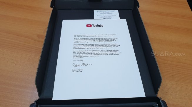 Suara.com meraih Silver Play Button dari YouTube untuk akun Suaradotcom, Senin (20/5/2019). [Suara.com/Dythia Novianty]