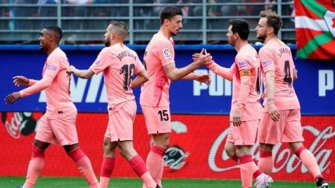 Para pemain Barcelona merayakan gol Lionel Messi (kedua kanan) ke gawang Eibar dalam lagha pekan terakhir Liga Spanyol di Ipurua stadium in Eibar. (STRINGER / AFP)