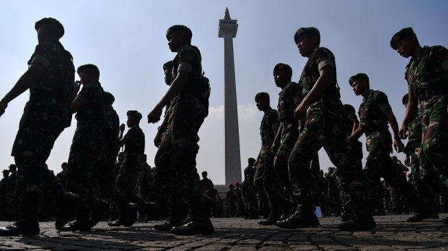 Prajurit TNI mengikuti apel pengamanan di Lapangan Monas, Jakarta, Senin (20/5). [ANTARA FOTO/Sigid Kurniawan]
