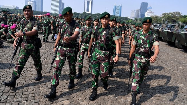 Prajurit TNI mengikuti apel pengamanan di Lapangan Monas, Jakarta, Senin (20/5). [ANTARA FOTO/Sigid Kurniawan]
