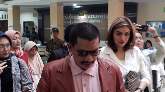 Dicecar Pengacara Kriss Hatta soal Ayah Tiri, Hilda Vitria Mewek