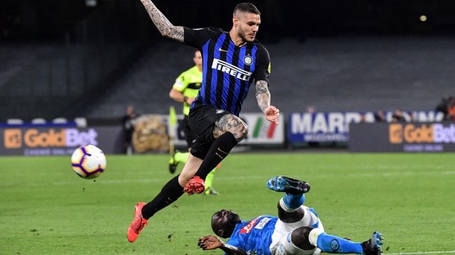 Pemain depan Inter Mauro Icardi memperebutkan bola dengan pemain belakang Napoli, Kalidou Koulibaly selama pertandingan sepak bola Serie A Italia, Napoli melawan Inter Milan di Stadion San Paolo, Naples, Italia, Senin (20/5) dini hari WIB. [Andreas SOLARO / AFP]
