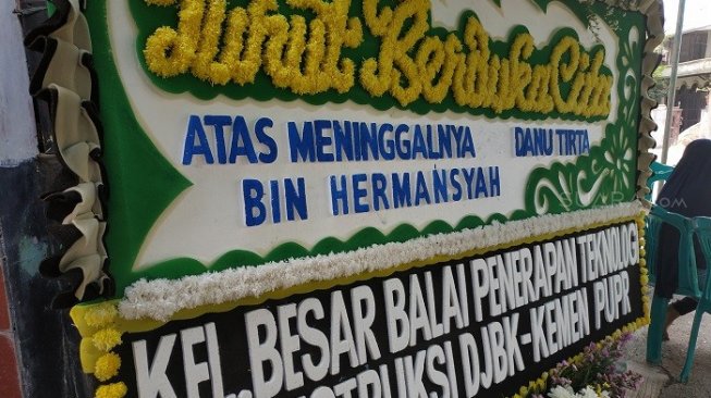 Karangan bunga di rumah duka Danu Tirta, korban penusukan geng motor saat SOTR. (Suara.com/Fakhri)