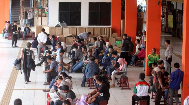 Suasana di Terminal Bus Kampung Rambutan, Jakarta, Senin (20/5). [Suara.com/Arief Hermawan P]
