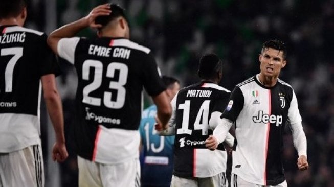 Reaksi bintang Juventus Cristiano Ronaldo (kanan) merayakan gol rekan setimnya Mario Mandzukic ke gawang Atalanta. Marco Bertorello / AFP