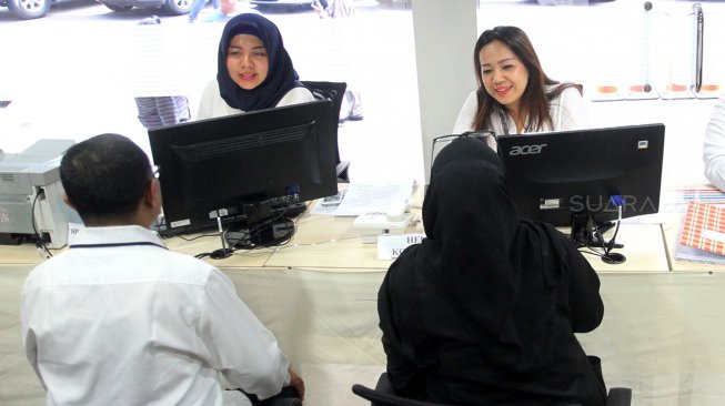 Petugas melayani karyawan di Posko Pengaduan Tunjangan Hari Raya (THR) yang disediakan di kantor Kementerian Ketenagakerjaan (Kemenaker), Jakarta, Senin (20/5). [Suara.com/Arief Hermawan P]