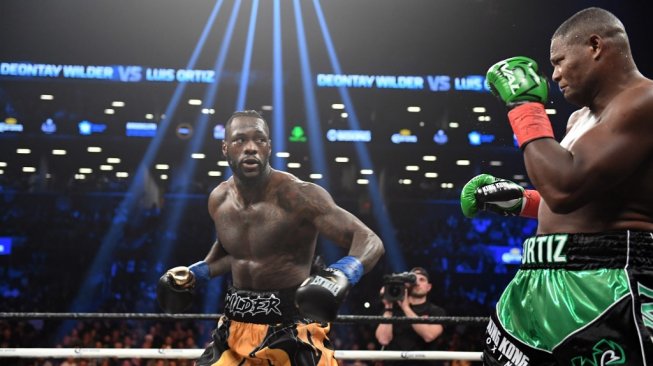 Juara dunia kelas berat WBC, Deontay Wilder (kiri), saat berduel melawan Luis Ortiz di Barclays Center, New York, AS, Sabtu (3/3/2018). [AFP/Timothy A. Clary]