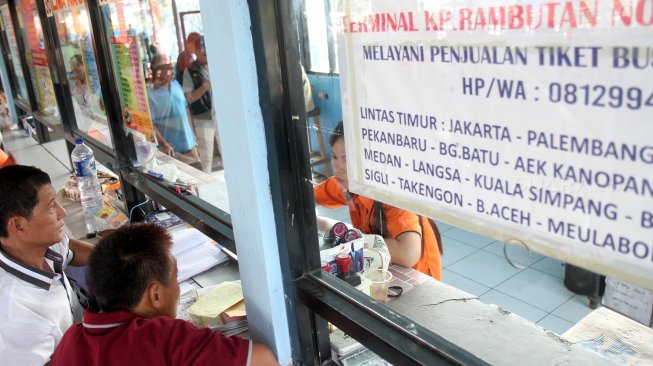 Suasana di Terminal Bus Kampung Rambutan, Jakarta, Senin (20/5). [Suara.com/Arief Hermawan P]
