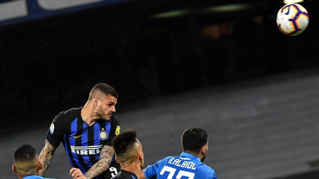 Pemain depan Inter Milan Mauro Icardi, melompat untuk merebut bola selama pertandingan sepak bola Serie A Italia, Napoli melawan Inter Milan di Stadion San Paolo, Naples, Italia, Senin (20/5) dini hari WIB. [Andreas SOLARO / AFP]
