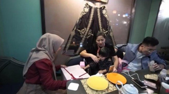 Ria Ricis bertemu ibunda Verrell Bramasta, Venna Melinda [YouTube/ricisofficial].