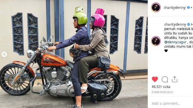 Denny Cagur dan istri pakai helm tabung gas 3kg. (Instagram/@shantydenny)