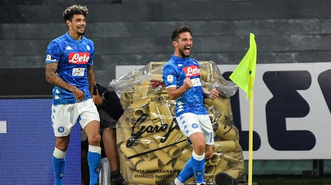 Pemain depan Napoli Dries Mertens merayakan golnya setelah mencetak gol ke gawang Inter Milan selama pertandingan sepak bola Serie A Italia, Napoli melawan Inter Milan di Stadion San Paolo, Naples, Italia, Senin (20/5) dini hari WIB. [Andreas SOLARO / AFP]