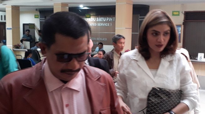 Hilda Vitria dan kuasa hukumnya, Fahmi Bachmid di Pengadilan Negeri Kota Bekasi, Senin (20/5/2019). [Ismail/Suara.com]