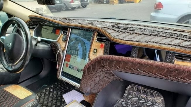 Interior Tesla Model X berbahan kulit buaya. (carscoops.com)