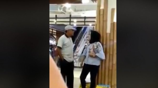 Ngeri! Pasutri Bertengkar di Mall, Suami Lakukan KDRT Gunakan Pisau