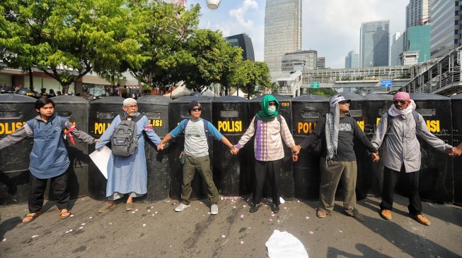 Sejumlah massa yang tergabung dari PA 212 dan sejumlah elemen aksi di depan gedung Bawaslu, Selasa (21/5). [Suara.com/Muhaimin A Untung]