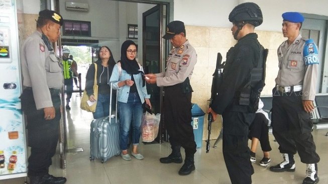 Razia aksi 22 Mei kepada penumpang di Stasiun Kota Baru Malang. (Suara.com/Aziz)