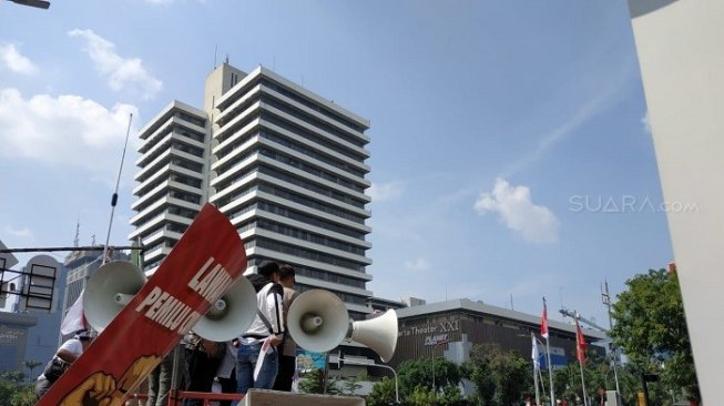 Massa aksi saat berdemo di depan kantor Bawaslu RI. (Suara.com/Fakhri).