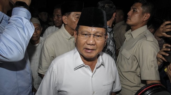 Calon Presiden nomor urut 02 Prabowo Subianto tiba untuk menjenguk Eggi Sudjana dan Lieus Sungkharisma di Polda Metro Jaya, Jakarta, Senin (20/5). [ANTARA FOTO/Dhemas Reviyanto]