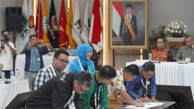 Rapat pleno penetapan hasil rekapitulasi suara Pemilu 2019 di kantor KPU, Jakarta, Selasa (21/5) dini hari WIB.[Suara.com/Oke Atmaja]
