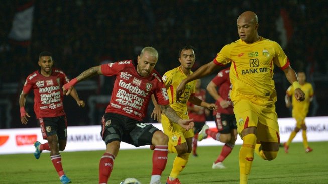 Pesepak bola Bali United Paulo Sergio (kedua kiri) berupaya melewati pesepak bola Bhayangkara FC Anderson Aparecido Salles dalam pertandingan Sepak Bola Liga 1 2019 di Stadion I Wayan Dipta, Gianyar, Selasa (21/5/2019). ANTARA FOTO/Nyoman Budhiana