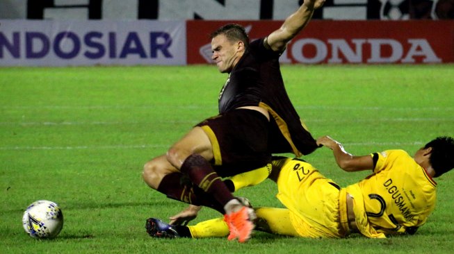 Pesepak bola PSM Makassar Eero Markkanen (kiri) berebut bola dengan pesepak bola Semen Padang FC Dedy Gusmawan (kanan) dalam pertandingan Liga 1 2019 di Stadion Andi Mattalatta, Makassar, Sulawesi Selatan, Senin (20/5/2019) malam. Tuan rumah PSM Makassar menang atas Semen Padang FC dengan skor 1-0. ANTARA FOTO/Abriawan Abhe/wsj.