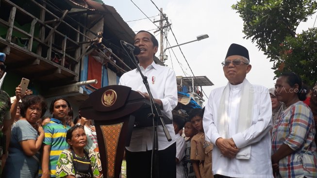 Pasangan Capres dan Cawapres nomor urut 01 Jokowi - Maruf Amin menyampaikan pidato kemenangan Pilpres 2019 di Kampung Deret, Kelurahan Tanah Tinggi I, Johar Baru, Jakarta Pusat, Selasa (21/5/2019).  (Suara.com/Umay Saleh)