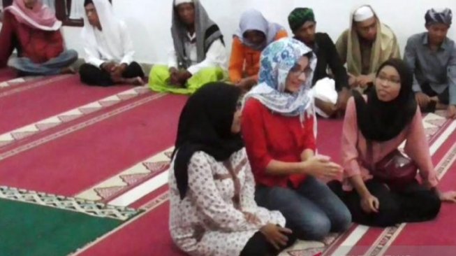 Penasaran soal Islam, Cewek Prancis Ini Datangi Pesantren di Deliserdang