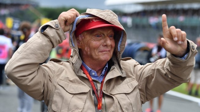 Diabadikan pada 10 Juli 2016, Juara Formula One (F1) tiga kali, Niki Lauda menjelang Grand Prix F1 Inggris di sirkuit balap motor Silverstone. Legenda driver F1 ini meninggal pada usia 70 tahun, keluarga merilis pernyataan wafatnya ke media Austria Selasa pagi, 21 Mei 2019 [AFP/Andrej Isakovic]. 