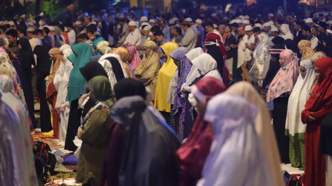 Massa Gerakan Nasional Kedaulatan Rakyat menunaikan shalat Tarawih di sela aksi unjuk rasa di depan Kantor Bawaslu Jakarta, Selasa (21/5). [Suara.com/Muhaimin A Untung]