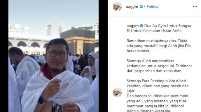 Aa Gym mendoakan Ustaz Arifin Ilham di depan Kakbah. [instagram/aagym]