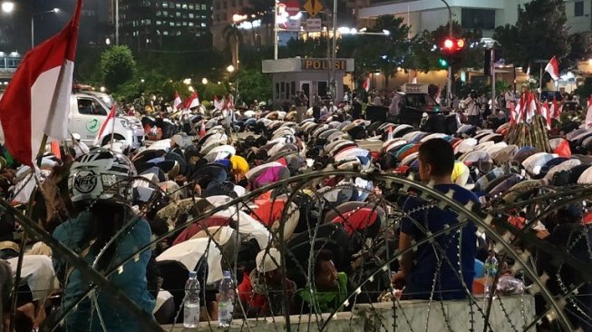 Massa Aksi Gelar Salat Tarawih di Tengah Jalan. (Suara.com/Fakhri)